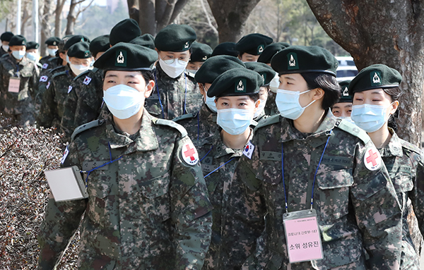 임관식을 마친 뒤 대구 코로나19 의료 현장에 투입된 신임 간호장교들이 의료지원 임무를 수행하게 될 경북 경산시 국군대구병원에서 식사를 마친 뒤 이동하고 있다. (사진=저작권자(c) 연합뉴스, 무단 전재-재배포 금지)