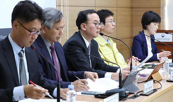 지난 4월 10일 이익진 국토교통부 도시경제과장이 세종시 정부세종청사에서 ‘코로나19 역학조사 지원시스템’ 관련 온라인 국내·외 언론브리핑을 하고 있다. (사진=저작권자(c) 연합뉴스, 무단 전재-재배포 금지)