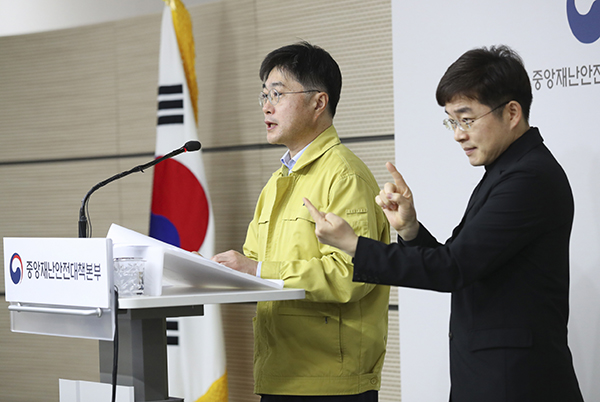 윤태호 중앙사고수습본부 방역총괄반장(보건복지부 공공보건정책관)이 중앙재난안전대책본부 정례브리핑을 하고 있다. (사진=보건복지부 제공)