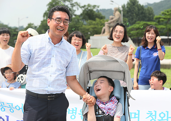 문재인 대통령은 더불어민주당 대선 후보 시절 대전을 찾아 김건우 군과 중증장애아 가족을 위로하며 공공 어린이 재활병원 건립을 공약한 바 있다. 사진은 2017년 7월 청와대에 방문한 김건우 군과 전국 중증장애아 가족. (사진=저작권자(c) 연합뉴스, 무단 전재-재배포 금지)