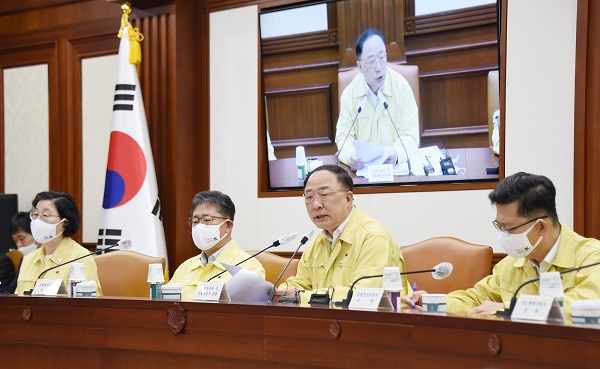 홍남기 부총리 겸 기획재정부 장관이 11일 서울 광화문 정부서울청사에서 열린 ‘제6차 비상경제 중앙대책본부 회의’를 주재, 모두발언을 하고 있다. (사진=기획재정부)