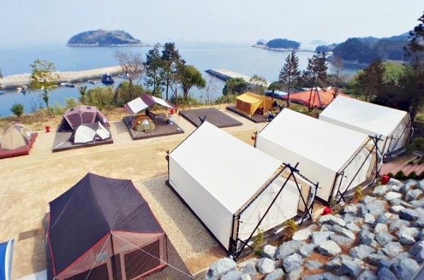 관광두레 주민사업체 주요 사례 중 전남 여수 지역 ‘버들인 영농조합’. 다도해 푸른바다를 배경으로 지역주민들이 폐교를 매입해 게스트하우스, 캠핑장 등으로 리모델링해 카약, 스노쿨링, 호핑투어 등의 해양레저체험도 가능한 휴양체험마을로 운영 중이다.