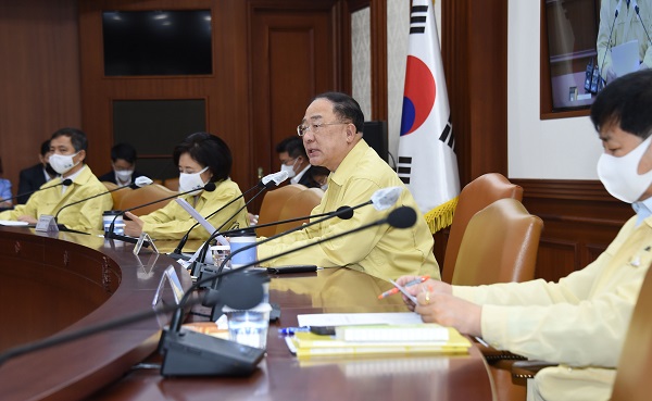 홍남기 부총리 겸 기획재정부 장관이 15일 서울 광화문 정부서울청사에서 '제215차 대외경제장관회의'를 주재, 모두발언을 하고 있다. (사진=기획재정부)