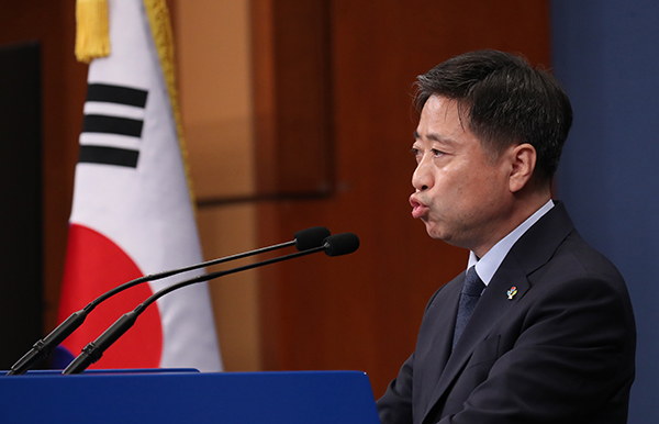 윤도한 청와대 국민소통수석이 17일 오전 청와대 춘추관에서 북한 관련 브리핑을 하고 있다. (사진=저작권자(c) 연합뉴스, 무단 전재-재배포 금지)