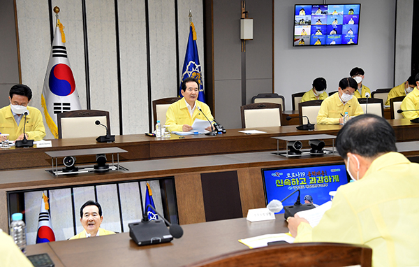 정세균 국무총리가 17일 정부세종청사에서 열린 코로나19 중앙재난안전대책본부 회의를 주재하고 있다.