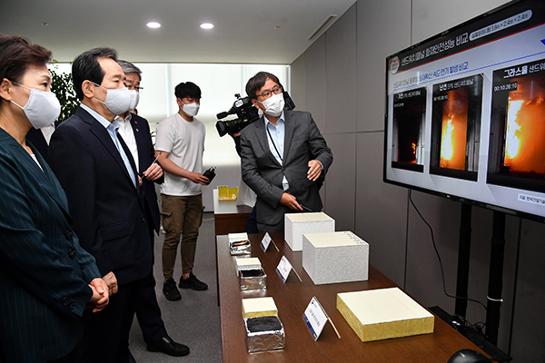 정세균 국무총리가 18일 오전 세종시 정부세종청사에서 열린 국정현안조정회의에 앞서 건설현장 화재안전 대책과 관련해 건축자재 실물을 살펴보고 있다.