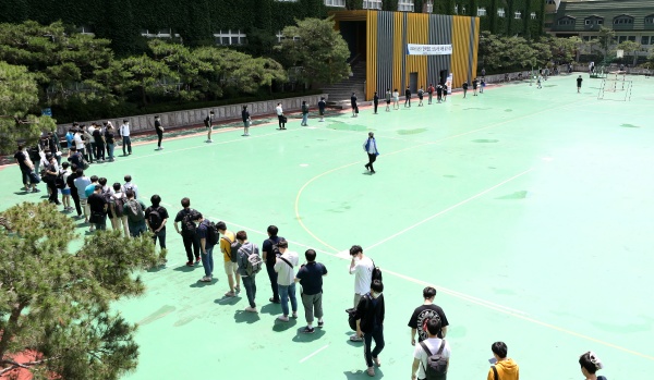 14일 오후 서울 성북구의 한 대학교에 마련된 한국철도 상반기 신입사원 채용 필기시험 고사장에서 응시생들이 입실하고 있다. 이날 한국철도 신입사원 채용 필기시험은 수도권, 충청권, 호남권, 영남권 등 전국 4개 권역 24개 시험장에서 진행되고 전국 4만3000여명의 응시생들은 오전 10시, 오후 1시, 3시30분 3회로 나뉘어 시험을 본다. 2020.6.14/뉴스1