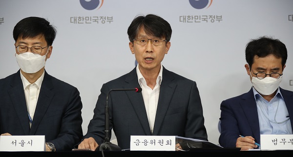 이명순 금융위원회 금융소비자국장(가운데)이 23일 정부서울청사 브리핑실에서 관계부처와 합동으로 불법사금융 근절방안을 발표하고 있다.(저작권자(c) 연합뉴스, 무단 전재-재배포 금지)