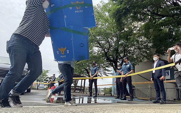 창녕 아동학대 사건을 수사중인 경찰이 계부 주거지에서 압수한 추가 학대 도구를 13일 오전 경남 창녕경찰서 별관 조사실로 옮기고 있다. (사진=저작권자(c) 연합뉴스, 무단 전재-재배포 금지)