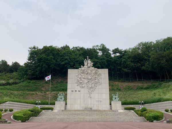 경기도 부천시 원미공원 내에 위치한 부천 현충탑. 조각상이 많은 생각을 하게한다.