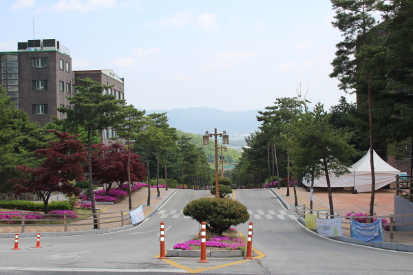 비대면으로 이뤄져 학교는 텅 비었다.