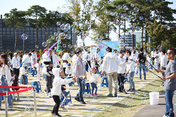 2011년부터 이어저온 보건복지부의 ‘100인의 아빠단’은 육아에 관심이 있는 아빠들이 육아를 즐겁게 하기 위한 고민을 서로 나누고, 노하우를 공유하기 위해 만들어진 모임이다. 사진은 지난해 전국 100인의 아빠단 남산걷기대회 행사에서 진행한 비눗방울 체험. (사진=보건복지부 제공)