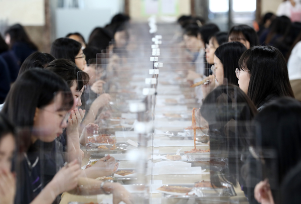  대전시 유성구 원신흥동 도안고등학교에서 고3 학생들이 투명 칸막이를 사이에 두고 점심을 먹고 있다.(사진=저작권자(c) 연합뉴스, 무단 전재-재배포 금지)