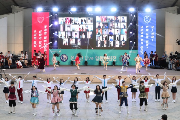 KT(대표이사 구현모)가 코로나19로 취소된 캠퍼스 축제를 기다리는 대학생의 마음을 담아 지난 12일 저녁 ‘온라인 라이브 대학 축제’를 진행했다고 14일 밝혔다.