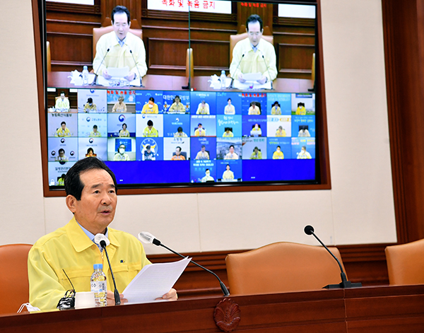 정세균 국무총리가 1일 정부서울청사에서 열린 코로나19 중앙재난안전대책본부 회의를 주재하고 있다.