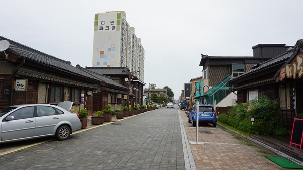 군산, 시간여행마을의 거리 속 풍경, 이국적인 건물들이 많이 눈에 띈다.