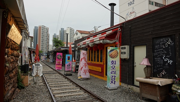 철길을 사이에 두고 1m거리에 추억의 가게들이 즐비한 경암동철길마을