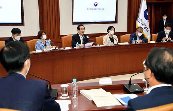 정세균 국무총리가 8일 정부서울청사에서 열린 국제개발협력위원회를 주재하고 있다. 