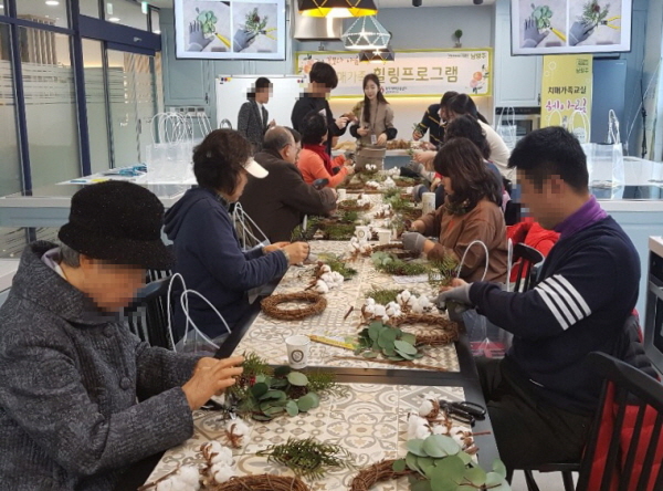 자녀의 주소지 치매안심센터를 이용할 수 있어 자녀들이 부모와 함께 치매 환자 프로그램에 같이 참여할 수 있다.