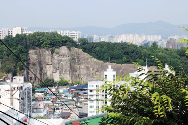 이색적이면서도 독특한 채석장 절개지의 모습.