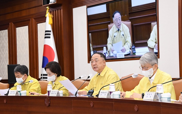 홍남기 부총리 겸 기획재정부 장관이 7월 10일 서울 광화문 정부서울청사에서 열린 '제10차 비상경제 중앙대책본부 회의'를 주재, 모두발언을 하고 있다. (사진=기획재정부)