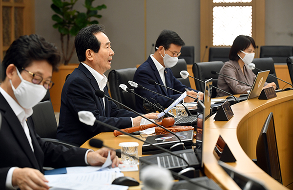 정세균 국무총리가 14일 정부세종청사에서 열린 국무회의를 주재하고 있다.