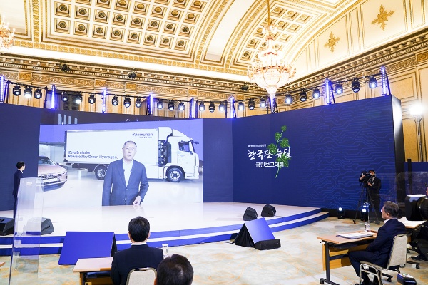 14일 청와대 영빈관에서 열린 '한국판 뉴딜 국민보고대회'에서 문재인 대통령이 실시간 화상으로 연결된 정의선 현대차그룹 수석부회장의 그린 뉴딜 관련 발언을 듣고 있다. (청와대 제공) 2020.7.14/뉴스1