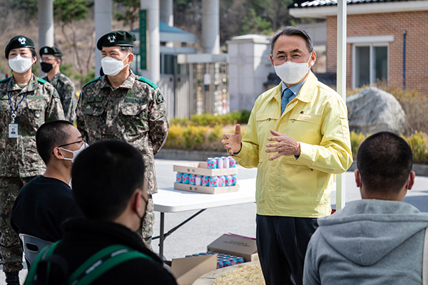 모종화 병무청장이 지난 4월 6일 현역병 대상자들이 입영한 전북 임실 35사단을 방문해 입영 장정들을 격려하고 있다. (사진=병무청)