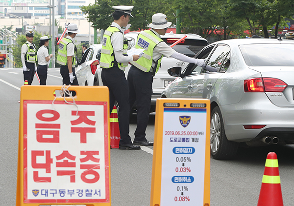 대구 동구 신서로 일대에서 대구 동부경찰서 관계자들이 음주운전 단속을 하고 있다. (사진=저작권자(c) 연합뉴스, 무단 전재-재배포 금지)