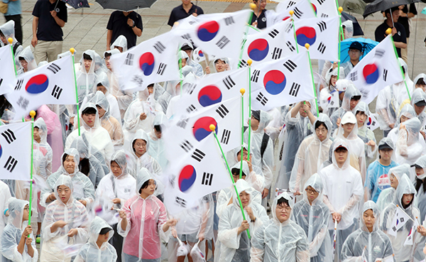 제74주년 광복절인 지난해 8월 15일 오전 서울 종로구 보신각에서 열린 광복절 기념 타종행사에서 학생과 시민들이 태극기를 흔들고 있다. (사진=저작권자(c) 연합뉴스, 무단 전재-재배포 금지)