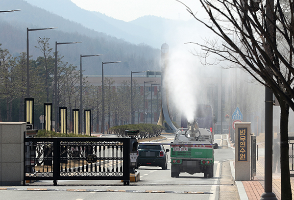 지난 3월 23일 유럽발 입국자 임시생활시설로 지정된 충북 진천군 법무연수원에서 방역차량이 소독약을 분사하고 있다. (사진=저작권자(c) 연합뉴스, 무단 전재-재배포 금지)