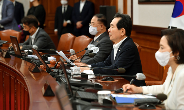 정세균 국무총리가 28일 정부서울청사에서 열린 국무회의를 주재하고 있다.