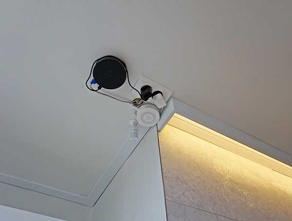천장에는 여러 감지기와 IoT관련 장치들이 곳곳마다 보였다. 