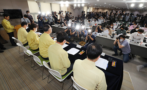 홍남기 경제부총리 겸 기획재정부 장관이 지난 10일 오전 정부서울청사에서 6·17 부동산 정책 후속 대책을 발표하고 있다. (사진=저작권자(c) 연합뉴스, 무단 전재-재배포 금지)