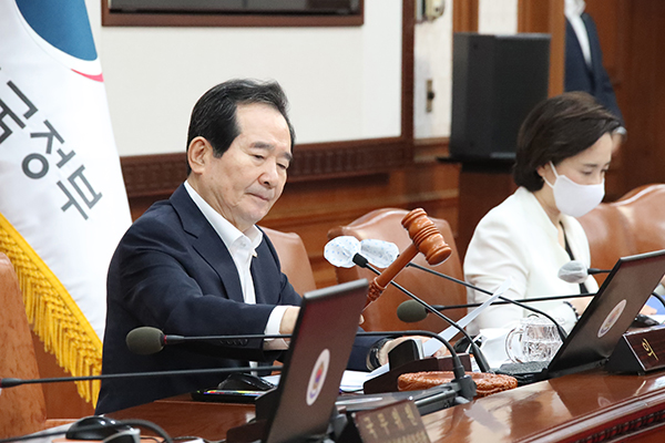 정세균 국무총리가 28일 정부서울청사에서 열린 국무회의에서 개회를 알리고 있다. (사진=저작권자(c) 연합뉴스, 무단 전재-재배포 금지)