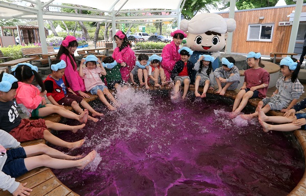 유성온천문화축제 개막을 하루 앞둔 지난해 5월 9일 대전 유성구 야외족욕장에서 어린이들이 물장구를 치고 있다.(사진=저작권자(c) 연합뉴스, 무단 전재-재배포 금지)
