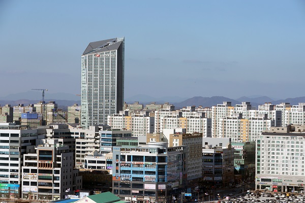 광주시와 전남도는 내년에 펼쳐질 정부의 '혁신도시 시즌2'에 대한 공공기관 유치 전략을 세우고 있다. 사진은 지난해 12월 12일 전남 나주의 한국전력 사옥과 광주-전남혁신도시 모습. (저작권자(c) 연합뉴스, 무단 전재-재배포 금지) 