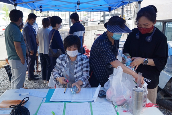 재활용 쓰레기는 라벨을 제거하는 등 깨끗하게 해야 보상해준다.