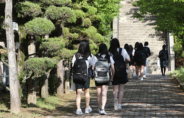 광주 남구 한 여자고등학교에서 고3 학생들이 반소매 여름 교복 차림으로 등교하고 있다. (사진=저작권자(c) 연합뉴스, 무단 전재-재배포 금지)