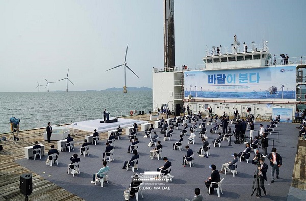 문재인 대통령이 지난달 17일 전북 부안군에 위치한 서남권 해상풍력 실증단지에서 열린 ‘한국판 뉴딜, 그린 에너지 현장 - 바람이 분다’ 행사에서 인사말을 하고 있다.