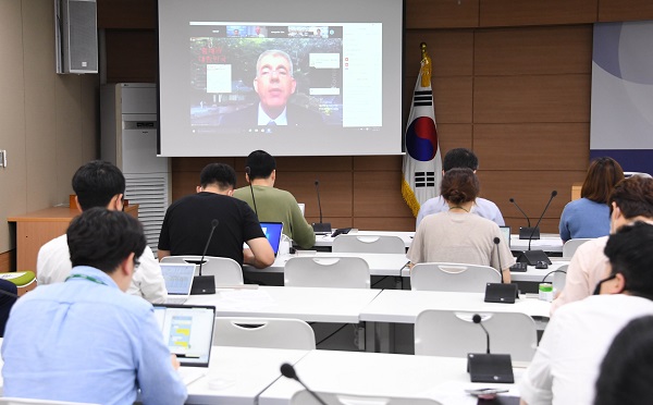 Dr. 빈센트 코엔 OECD 사무국 경제검토과장이 11일 오후 기획재정부 브리핑실-OECD간 화상으로 OECD 한국경제보고서 발표문을 낭독하고 있다. (사진=기획재정부)