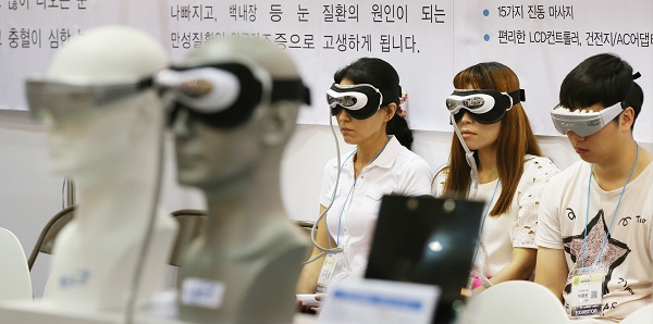 정부가 콘텐츠, 의료헬스케어 등 6대 유망 K-서비스로 수출 위기 돌파에 나선다. 사진은 안구 건조증 치료기를 체험하는 모습. (저작권자(c) 연합뉴스, 무단 전재-재배포 금지)