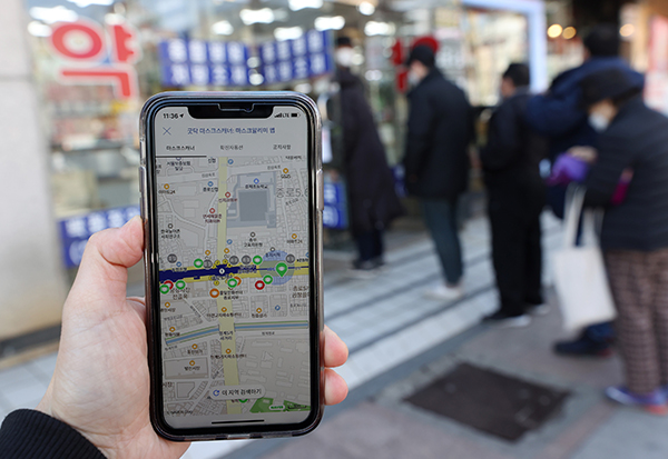 공적 마스크를 판매하는 판매처 위치와 판매 수량 등을 실시간으로 알려주는 애플리케이션(앱)과 웹 서비스가 시작된 지난 3월 11일 오전 서울 종로구 한 약국 앞에 마스크를 사려는 시민들이 줄을 서고 있다. (사진=저작권자(c) 연합뉴스, 무단 전재-재배포 금지)