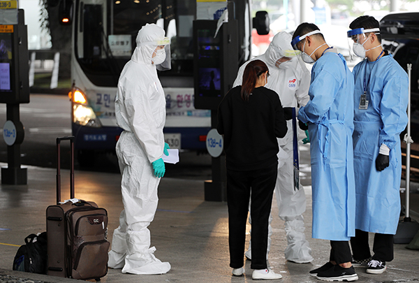 인천국제공항에서 관계자들이 외국인 입국자들을 안내하고 있다. (사진=저작권자(c) 연합뉴스, 무단 전재-재배포 금지)