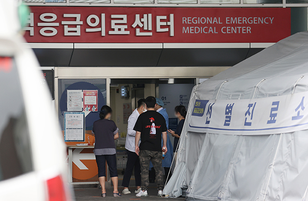 14일 서울 성동구 한양대병원 ‘서울 동남권역 응급의료센터’ 앞에서 내원객과 환자 보호자들이 응급센터 의료진의 설명을 듣고 있다. (사진=저작권자(c) 연합뉴스, 무단 전재-재배포 금지)