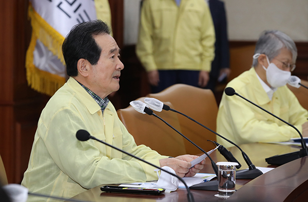 정세균 국무총리가 15일 오후 서울 종로구 정부서울청사에서 열린 긴급 중앙재난안전대책본부(중대본) 회의에서 발언하고 있다. 정 총리는 이날 중대본 회의에서 “서울시와 경기도에서 사회적 거리 두기를 2단계로 높이고자 한다”고 말했다. (사진=저작권자(c) 연합뉴스, 무단 전재-재배포 금지)