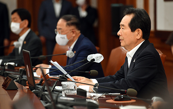 정세균 국무총리가 18일 정부서울청사에서 열린 국무회의를 주재하고 있다.