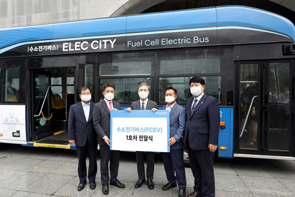 지난 7월 29일 현대자동차는 올해 양산된 수소버스 1호차 전달식을 가졌다. <사진=현대차 제공>