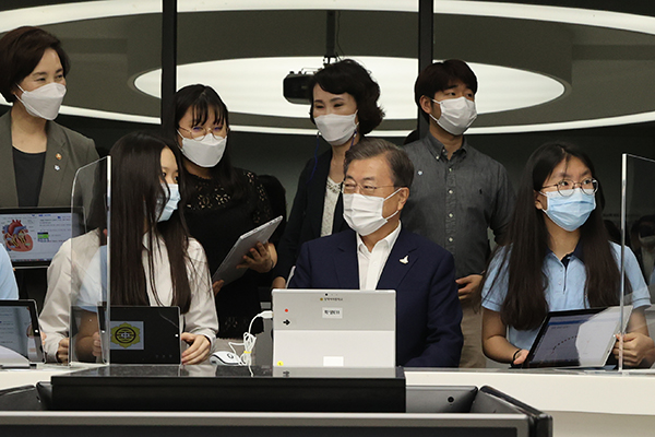 문재인 대통령이 18일 한국판 뉴딜 10대 과제 중 하나인 ‘그린 스마트 스쿨’ 현장인 서울 중구 창덕여중을 방문, 일일학생으로 스마트 수업에 참여한 뒤 교사, 학생들과 기념촬영 하며 대화하고 있다. (사진=저작권자(c) 연합뉴스, 무단 전재-재배포 금지)