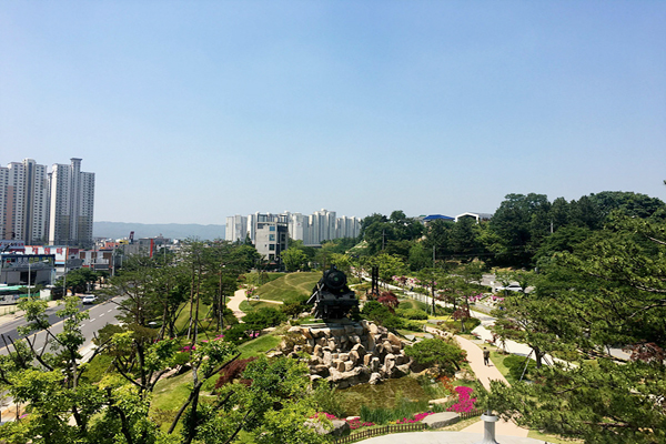 높은 고층 빌딩 사이에서 천연 공기 청정기 역할을 하는 포항시 철길 숲의 모습. <사진=포항시>